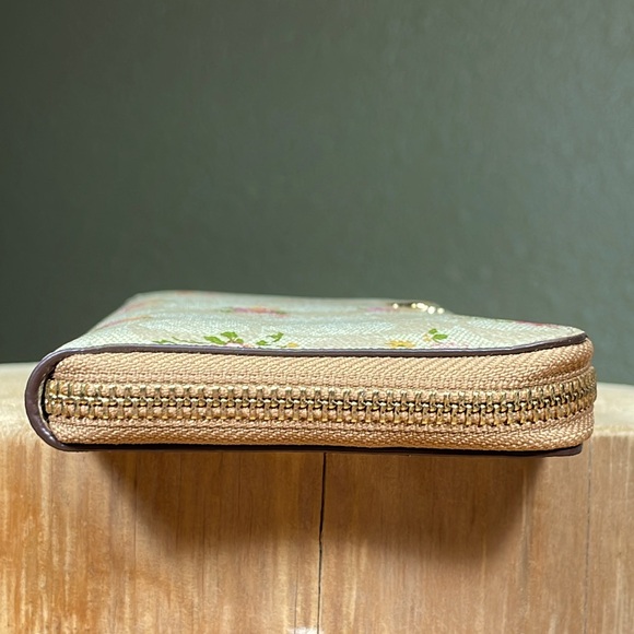 NEW WITH TAGS COACH SIGNATURE WITH DAISY BUNDLE PRINT ACCORDION ZIP WALLET - Picture 6 of 15